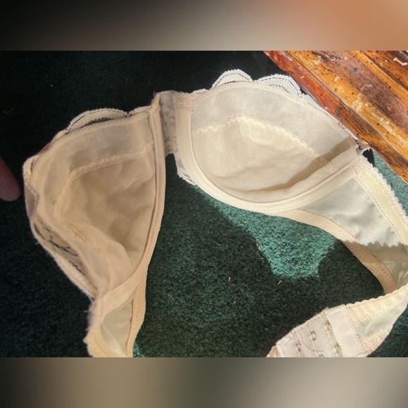 Vintage cream satin Chantilly lace trim Maidenform strapless bra •32B - Picture 2 of 11
